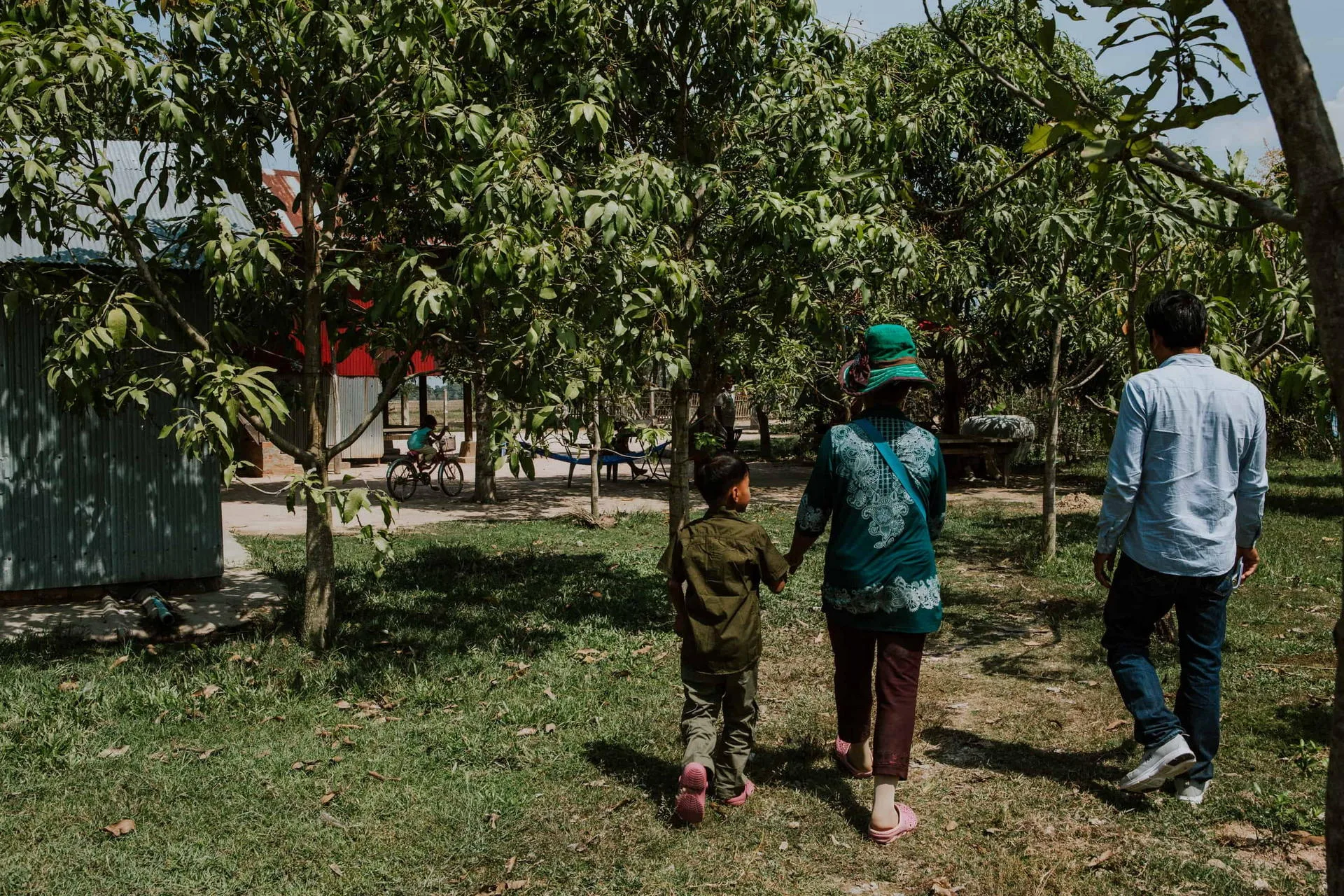 CIF-social-worker-foster-family-walk-in-garden